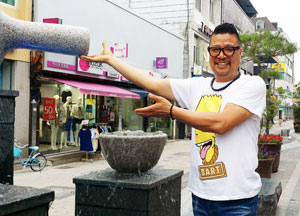조성탁 씨는 젊은 시절 서울의 명동 등에서 음악실 DJ, 디자이너 등으로 활약한 경력 때문인지 50대 후반의 나이에도 항상 20대 패션을 유지하고 있다. 고도현 기자