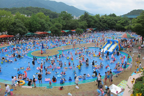 본격적인 무더위와 함께 지난 주말 두류 야외수영장 이용 인원은 4천500여 명에 달했다. 이는 전년도 같은 기간보다 1천여 명 이상 늘어난 수치다. 대구시설관리공단 제공