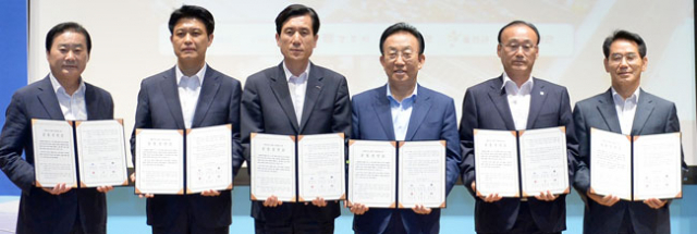 경북도와 경북 동해안 5개 시군이 28일 신동해안 바다시대를 공동선언했다. 왼쪽부터 최수일 울릉군수, 이희진 영덕군수, 이강덕 포항시장, 김관용 경북도지사, 최양식 경주시장, 임광원 울진군수. 경북도 제공 그래픽 자료 3개-경북도 제공