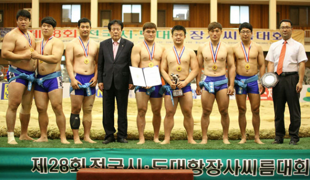 30일 문경체육관에서 열린 제28회 전국시도대항 장사씨름대회 일반부 단체전에서 우승한 의성군청 선수단이 시상식 후 포즈를 취했다. 대한씨름협회 제공