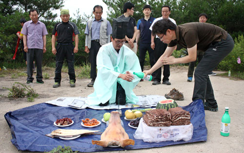 가뭄이 극심한 의성 금성면에서는 29일 금성산 정상에서 기우제를 올렸다. 금성산은 산 정상에 묘를 쓰면 석 달간 비 한 방울 내리지 않는 가뭄이 들고, 묘를 쓴 가족 일가와 후손들이 운수대통해 큰 부자가 된다는 전설을 간직한 영산이다. 이 때문에 가뭄이 극심할 때 금성산 주변 주민들이 산 정상 묘를 파헤치고 기우제를 올리면 큰 비가 온다는 속설이 지금까지 전해온다. 의성 이희대 기자 hdlee@msnet.co.kr