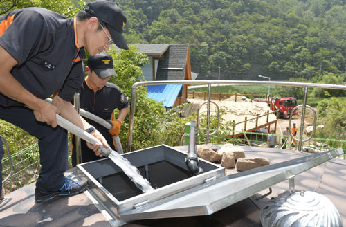 경북지역에 극심한 가뭄으로 인해 식수 공급이 되지 않는 마을이 발생하는 등 가뭄피해가 확산되고 있다. 30일 영양군 입암면 대천리 한 마을의 공동 생활용수로 사용되는 물탱크의 물이 5일 전부터 바닥을 보이자 입암면 119안전센터 소방대원들이 소방 물탱크차를 동원해 매일 물을 공급하고 있다. 성일권 기자 sungig@msnet.co.kr