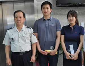 오동석(왼쪽) 영천경찰서장이 전화금융사기 피해를 막은 영동새마을금고 직원 정문규(가운데)