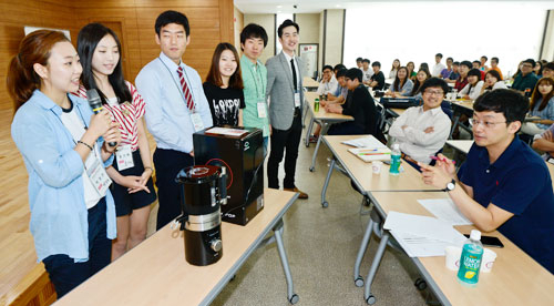 경북청년무역사관학교에 참여한 77명의 취업준비생은 무더위 속에서도 무역전문가가 되려고 구슬땀을 흘리고 있다. 지난달 29일 