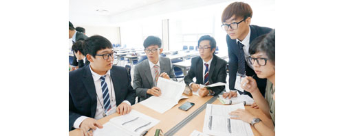 청년무역사관학교에 참여한 연수생들의 과제회의 모습.