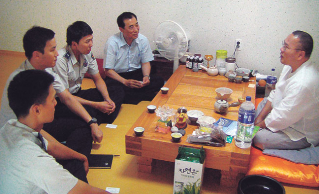 ▲지난달 17일 드라이빙 데이트에 나선 김범동 예천경찰서 정보보안 과장과 김기범 상경, 김보운 일경 등이 장안사 주지 현종 스님의 덕담을 듣고 있다. 예천경찰서 제공