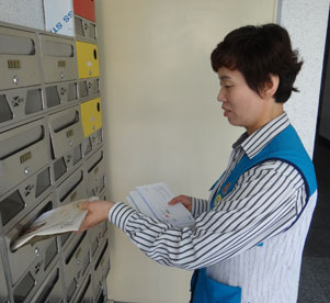 대구 북구 서변동의 한 아파트에서 우편물을 우편함에 넣고 있는 재택집배원 조정숙 씨. 이화섭 기자