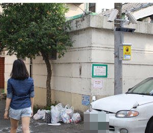 대구 북구 복현동 한 주택가에 클린지킴이를 비웃기라도 하듯 감시망을 벗어난 모퉁이에 쓰레기가 잔뜩 쌓여 있다. 홍준헌 기자