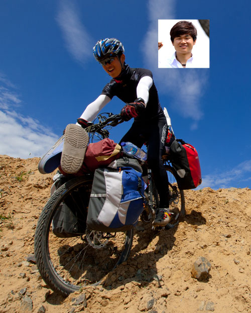 자전거로 지구 한 바퀴를 돈 이상구 씨가 지난해 몽골 여행에서 기념사진을 촬영했다. 대구보건대 제공