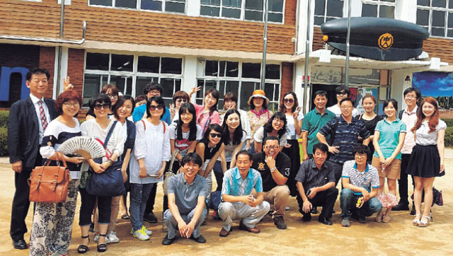 ▲대구명곡초교 교사들이 군위 산성면 구 산성중학교 