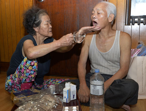 서상일 씨는 청각장애인이다. 나이 들고 병든 서 씨를 받아 준 사람은 동생과 제수였다. 동생과 제수도 병이 들어 세 사람은 하루하루를 힘겹게 버티고 있다. 성일권 기자 sungig@msnet.co.kr