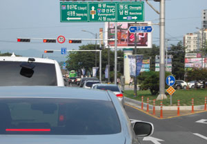 경산시가 경산네거리(왼쪽)와 하양 금락 배수펌프장에 설치한 재난상황 전광판. 신호등과 가로등, 도로안내표지판 등에 가려져 화면이 잘 보이지 않는다. 10억원 가까운 설치비가 아깝다는 시민들의 비난이 터져 나오고 있다. 김진만 기자