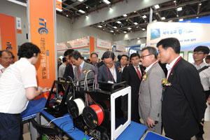 지난해 IT융합 엑스포에서 한 업체가 관람객들에게 3D프린팅을 시연하고 있다. 엑스코 제공