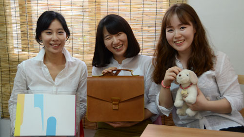 정인희, 김다은, 주연우 씨가 자신이 만들어 판매하는 제품을 들고 환하게 웃고 있다.
