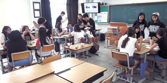 ▲6일 열린 과학캠프에서 서울대생들이 조별로 중학생들과 실험 수업을 진행 중이다. 영덕군 제공