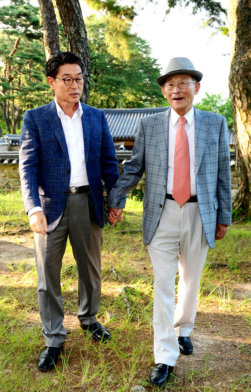 고교 동창인 친구 권하용 씨의 부친으로 만나 장인이 된 권상목 씨가 장 시장의 멘토다. 이들이 오랜만에 영주 소수서원에서 만나 회포를 풀었다.