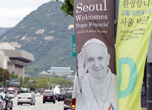 프란치스코 교황 방한을 앞두고 휴일인 10일 서울 광화문 거리에 교황 방한 환영 현수막이 내걸려 있다. 연합뉴스