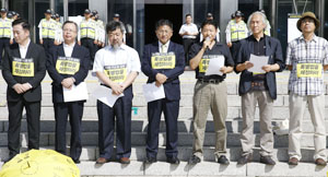 세월호 특별법 재협상을 촉구하는 각계 인사들이 11일 오전 국회 본청 앞에서 기자회견을 하고 있다. 연합뉴스