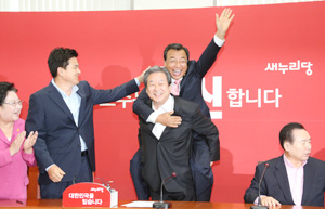 새누리당 김무성 대표가 11일 국회에서 열린 최고위원회의에서 이정현 최고위원을 업어주고 있다. 김 대표는 