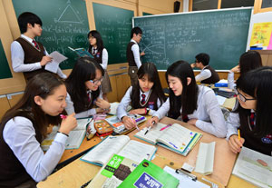 학교가 수능시험 대비에만 목을 맨다면 학원과 다를 바 없다. 공교육 정상화를 말로만 떠들기보다 소질과 적성에 맞는 전공을 선택할 수 있고, 다양한 학습 욕구를 채워줄 수 있는 프로그램을 제공하는 데 힘써야 한다. 포산고가 진로집중형으로 운영하는 토요 방과후학교 프로그램 가운데 응용수학 수업 모습. 매일신문 DB