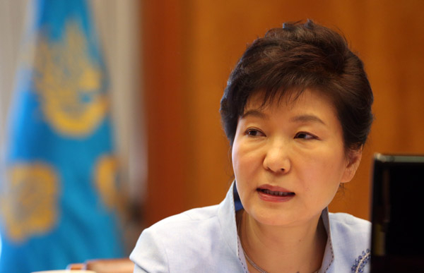 박근혜 대통령이 11일 오전 청와대에서 열린 수석비서관회의에서 모두발언하고 있다. (연합뉴스)