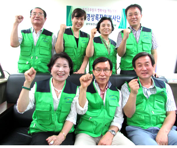 뒷줄 왼쪽부터 시계방향으로 이종진 부단장, 김미례 상담팀장, 김임선 지원부장, 김민기 퇴직지원팀장, 홍승동 지부장, 최상순 단장, 육수선 부단장.