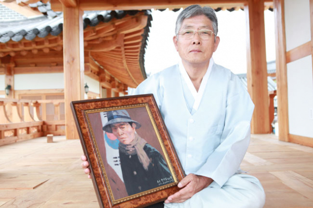 광복절을 맞아 항일순국지사 추산 권기일 선생의 손자 권대용 씨가 할아버지의 초상화를 안고 조선 중기 임진왜란과 정유재란부터 구한말 독립운동까지 선조들의 치열한 항일 투쟁사를 설명하고 있다. 권동순 기자