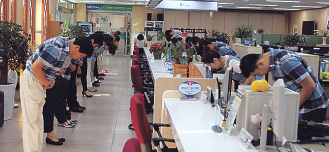 ▲성주군 민원봉사과 직원들이 매일 아침 친절서비스 마인드 향상을 위한 친절교육을 실시하고 있다. 전병용 기자