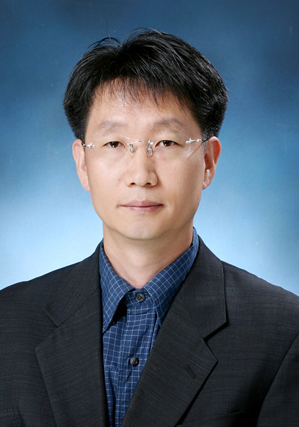 안현호 삼성 스포츠단 부장이 16일 삼성 라이온즈 신임 단장으로 선임됐다. 안현호 신임 단장은 1991년 삼성그룹 공채로 입사해 곧바로 라이온즈 야구단 프런트를 자원했다. 2010년부터는 삼성 스포츠단에서 야구 등 여러 종목을 지원했다. 안 신임단장은 삼성 라이온즈에서 신입사원으로 출발해 단장을 맡게 된 최초 사례를 만들었다. (연합뉴스)