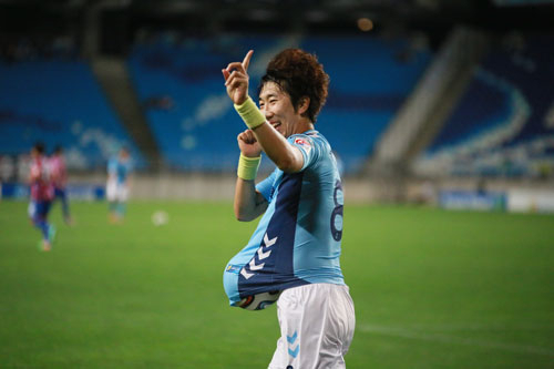 대구FC 허재원이 17일 충주와의 경기에서 페널티킥 골을 터뜨린 후 환호하고 있다. 대구FC 제공