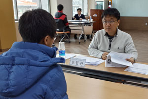 지역사회가 학교 교육을 지원하는 데 앞장서야 한다는 목소리가 커지고 있다. 지자체가 얼마나 적극적으로 나서느냐에 따라 학교 교육의 질이 크게 달라질 수 있기 때문이다. 수성구청의 학생부 종합전형 대비 프로그램 중 모의 면접 모습. 수성구청 제공