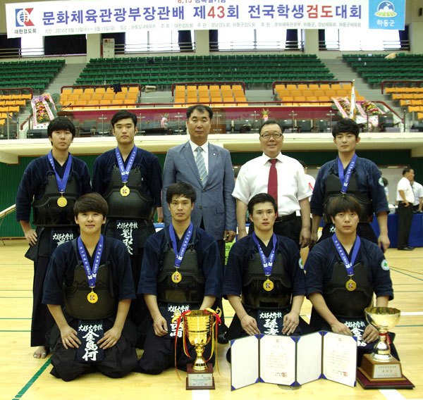 제43회 전국학생검도대회에서 우승한 대구대 선수단이 시상식 후 경기장에서 포즈를 취했다. 대구대 제공