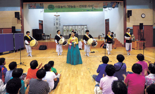 ▲의성 안계농협은 14일 안계초교에서 지역민들을 위한 사물놀이 공연을 개최했다. 안계농협 제공