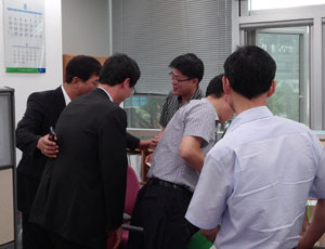 한동수(왼쪽 두 번째) 청송군수가 이달 13일 지역 상수도사업 예산 확보를 위해 기재부 예산실 황순관(왼쪽 세 번째) 고용환경예산과장을 만나 인사하고 있다.