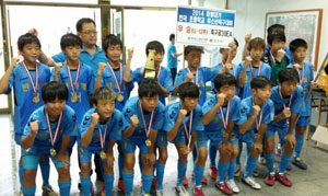 전국유소년축구대회 U-12(12세 이하) 부문에서 2년 연속 우승한 대구 반야월초교(위)와 포항 포철동초교 선수들.