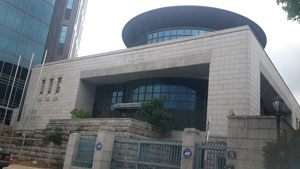 구미 송정동 옛 한국은행 구미지점 건물. 이 건물은 대형 오피스텔 신축을 위해 조만간 철거될 전망이다. 이창희 기자