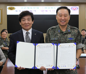 경상북도체육회 이재근(왼쪽) 사무처장과 국군체육부대 윤흥기 부대장이 20일 문경 국군체육부대 사무실에서 상호 협력을 위한 양해각서를 체결한 후 포즈를 취했다. 경북체육회 제공