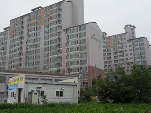 칠곡군 기산면 죽전리 유호월드피아 아파트. 이 아파트는 2001년 착공했지만 시행사 부도 등으로 흉물로 방치되다 우여곡절 끝인 2009년 완공됐다. 최근 아파트 분양이 잇따르면서 칠곡군민들은 또다시 
