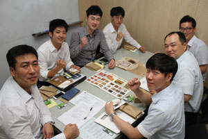 2인 1조로 구성된 TF팀이 영업 활동을 하기 전에 회의하는 모습. 이마트 제공