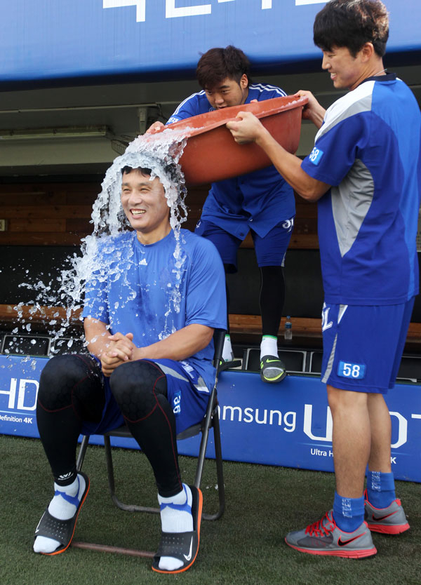 삼성 이승엽이 21일 경기에 앞서 동료 박석민
