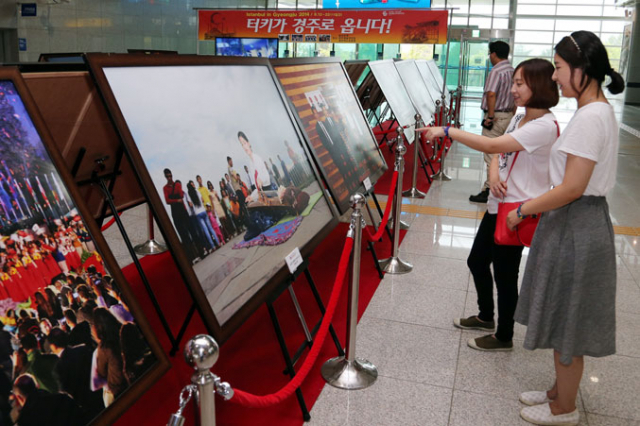경주세계문화엑스포 조직위원회가 엑스포 홍보를 위해 전국 주요 도시 KTX역사 내에 설치한 \