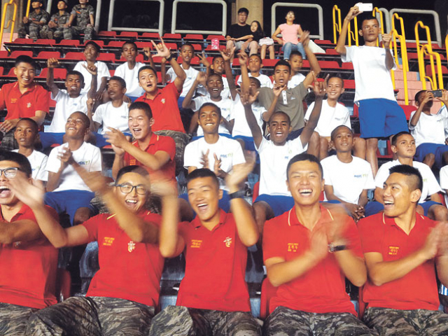 ▲동티모르 유소년축구팀 선수들이 해병대 1사단 장병들과 함께 20일 포항 스틸야드에서 프로축구 경기를 관람하고 있다. 해병대 제공
