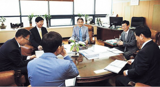 ▲경북신용보증재단 김종규 이사장을 비롯한 임직원들.