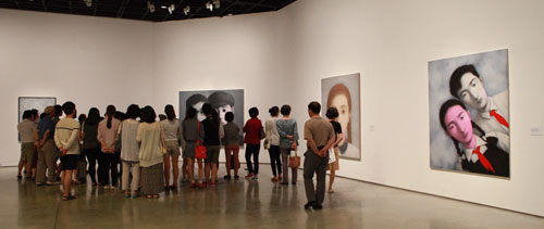 대구미술관에서 열리고 있는 장샤오강 회고전. 현대백화점 대구점은 최근 VIP를 대상으로 장샤오강 회고전을 둘러보는 행사를 가졌다.