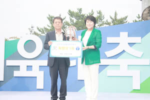 대구시생활체육회 박병률 사무처장(왼쪽)이 2014 전국생활체육대축전에서 대구가 수상한 화합상을 받고 포즈를 취했다. 대구시생활체육회 제공