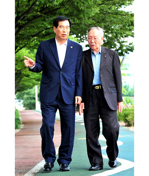 최영조 경산시장이 8촌 형님이자 인생의 멘토인 최병현 씨와 나란히 남매근린공원 산책로를 걸으면서 이야기꽃을 피우고 있다. 김진만 기자