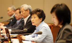 박근혜 대통령이 25일 청와대에서 열린 수석비서관회의에서 현안에 대해 발언하고 있다. 연합뉴스