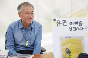새정치민주연합 문재인 의원이 24일 오후 서울 광화문광장에서 세월호특별법 제정을 촉구하는 단식 농성을 6일째 이어가고 있다. 연합뉴스