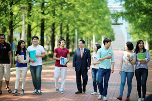 영남대 노석균 총장과 학생들이 교정을 걷고 있다. 영남대 제공