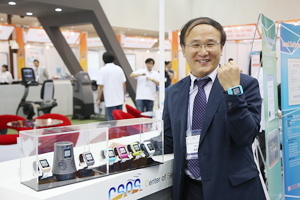 강순주 경북대 교수가 사물인터넷(IoT) 기술을 가진 스마트 시계를 손목에 찬 채 그 기능을 설명하고 있다. 엑스코 제공.